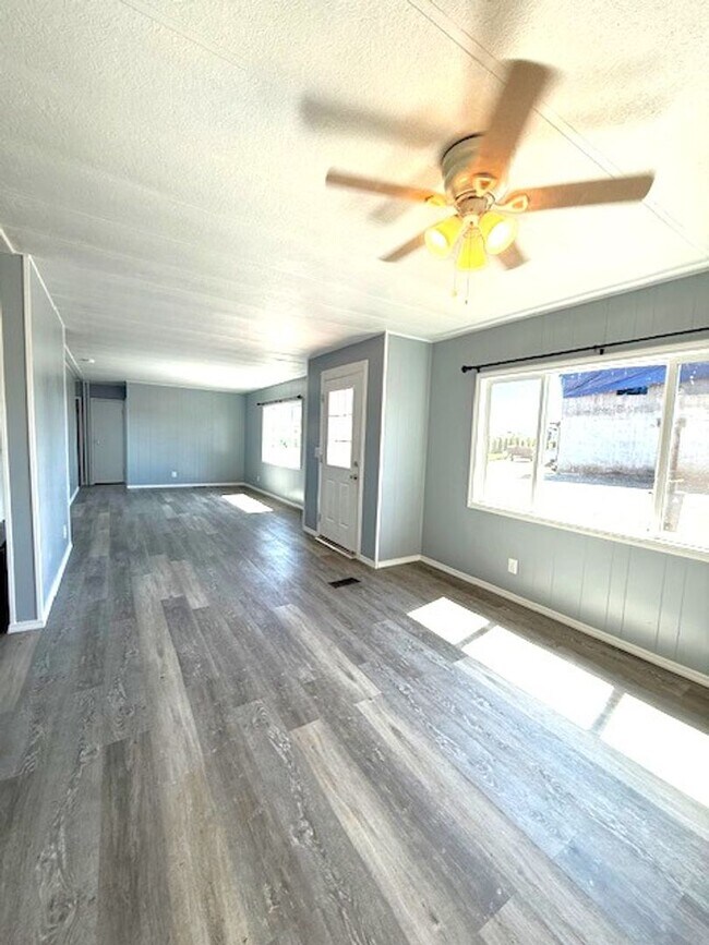 Building Photo - MF Home 3 Bedroom 2 Bath Dayton OR
