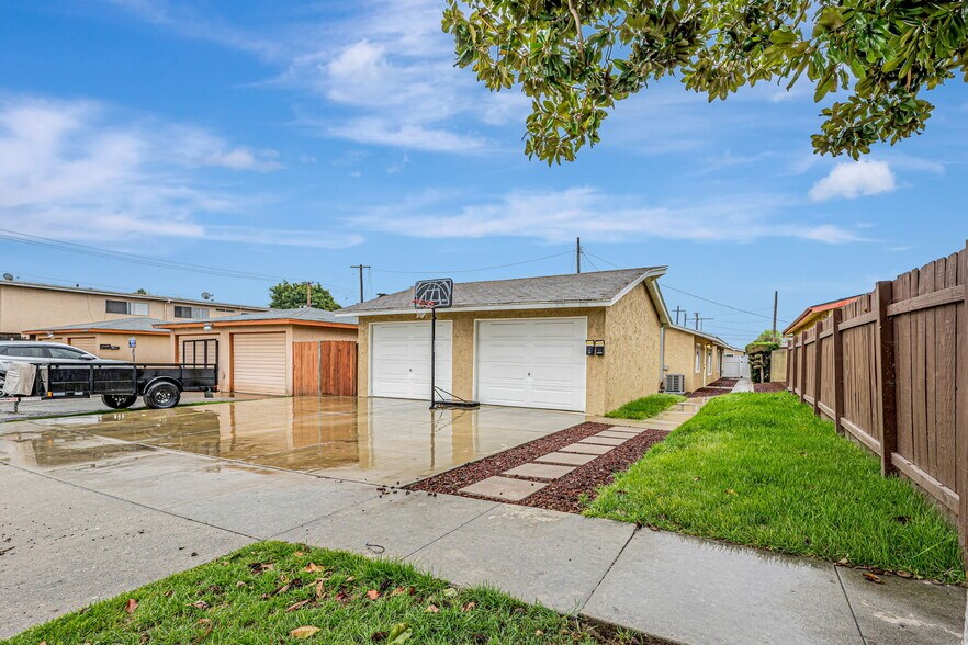 Building Photo - 1036 W 160th St