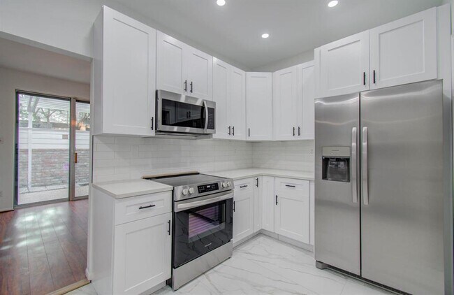 Building Photo - 5867 Sugar Hill Dr