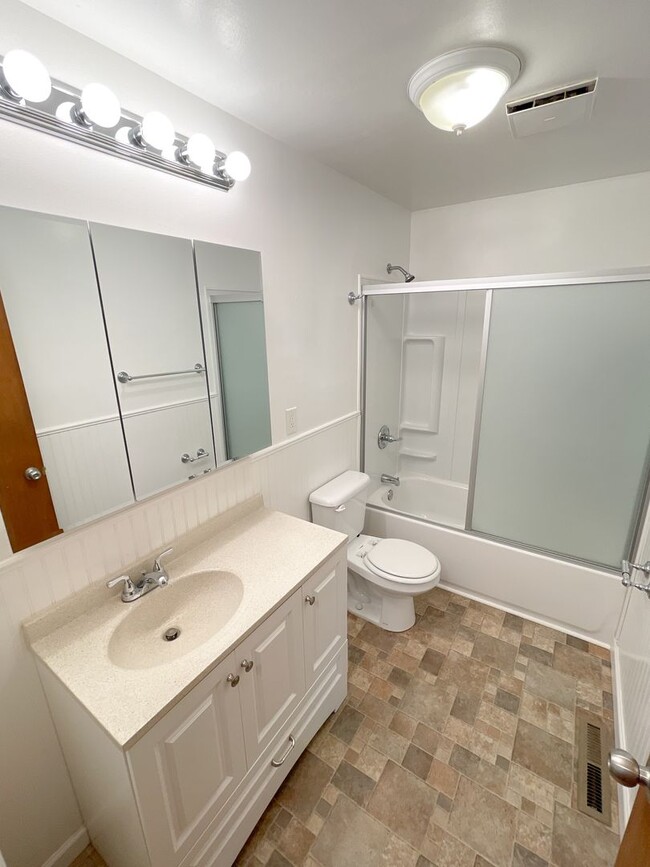 Building Photo - 3 Bedroom, 2 Bath Moyina Heights Home