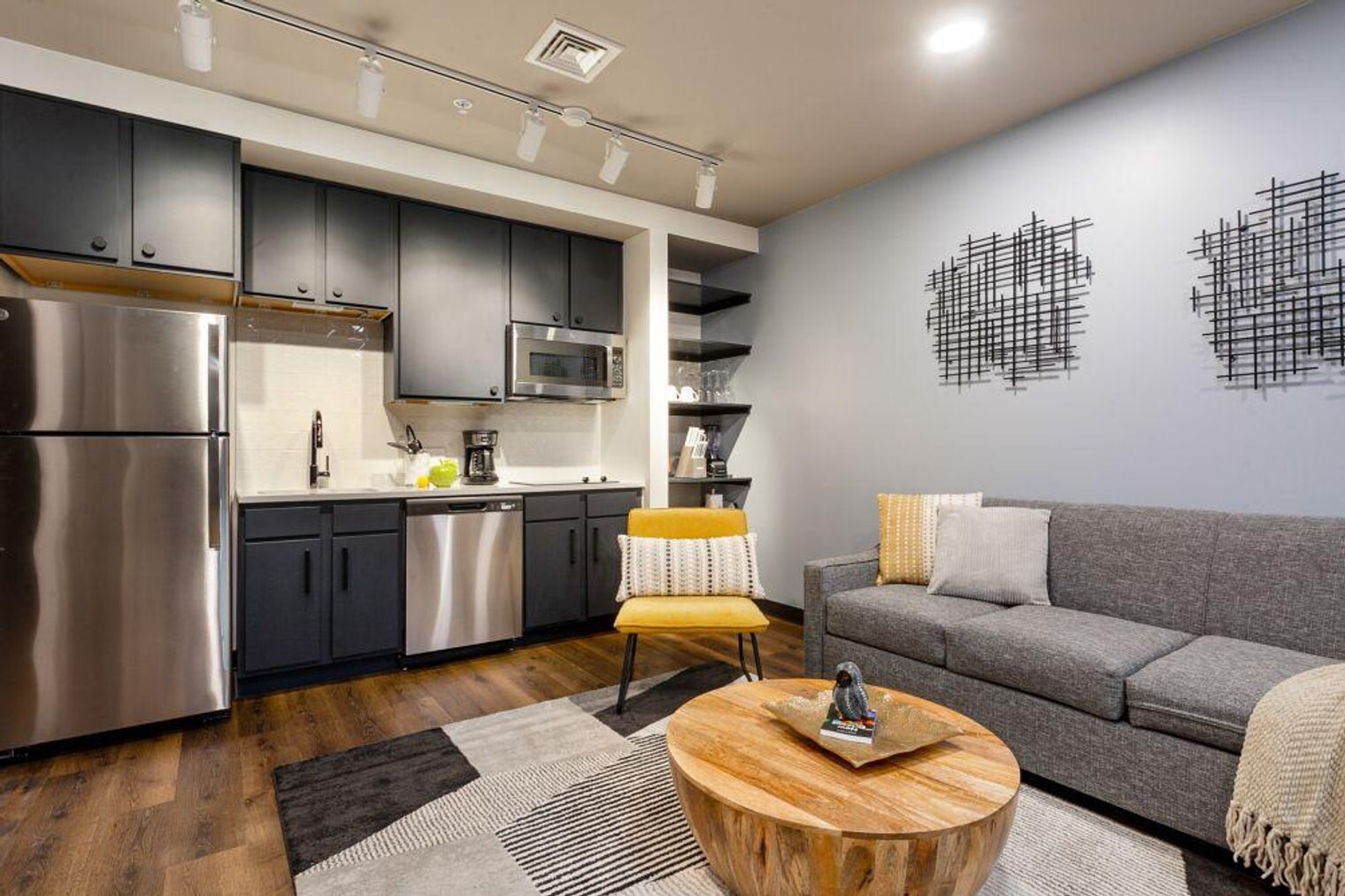 Building Photo - 611 Commerce St