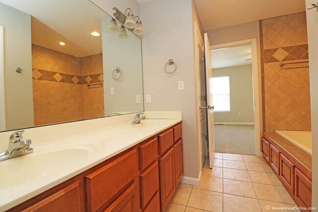 Building Photo - Larkspur Ct 2804/2806