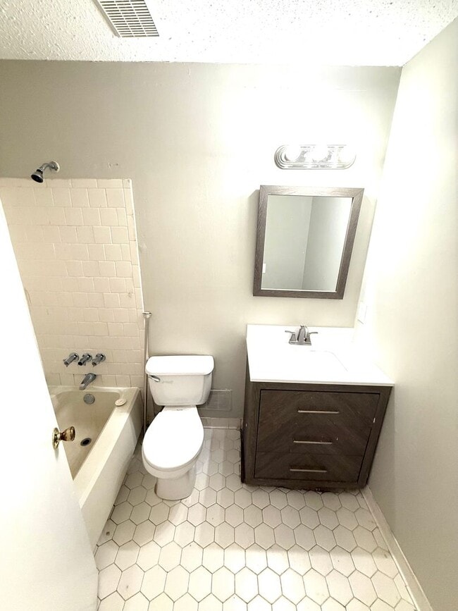 Building Photo - ** 3 Bed 2 Bath located in Regency Park ** call 334-366-9198 to schedule a self showing