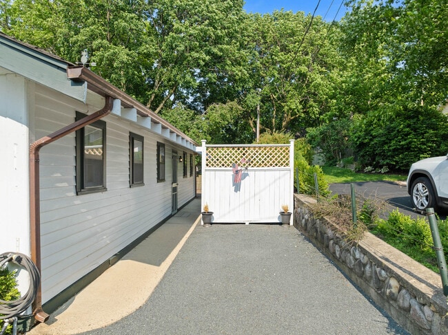 Building Photo - 163 N Lakeshore Dr