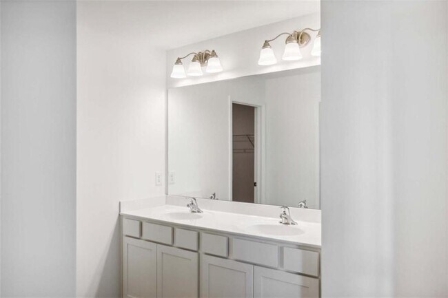 Building Photo - 2165 Boxwood Cir