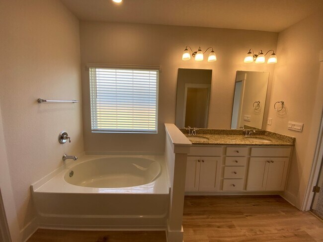 Building Photo - 3398 Southwind Dr
