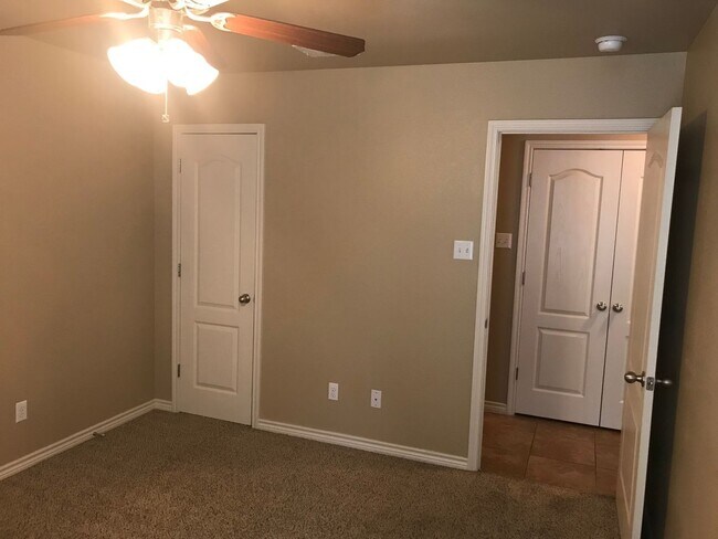 Building Photo - Beautiful 3bed/2bath Duplex near Clear Cre...