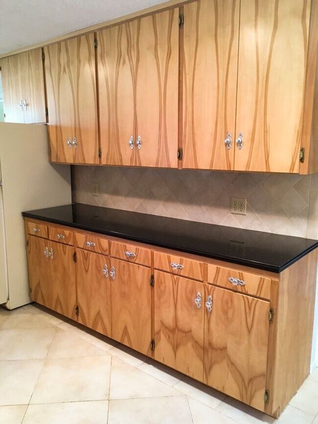 Building Photo - 516 N Willson Ave