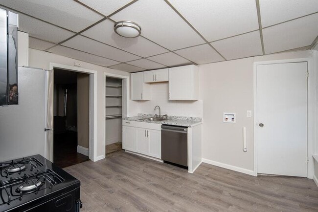Building Photo - 428 7th Ave