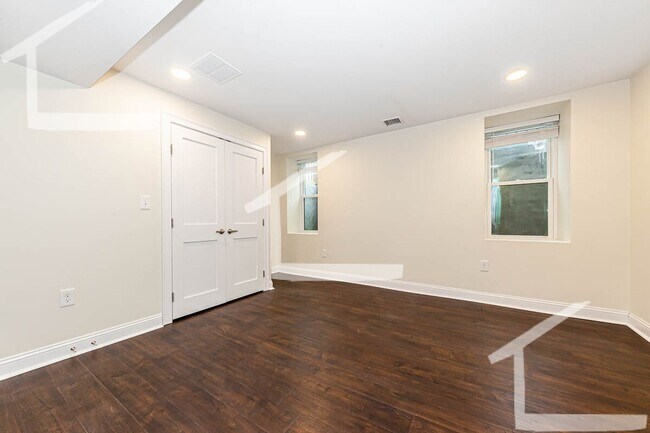 Building Photo - 20 Albion St