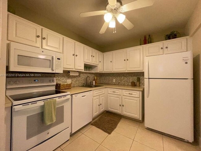 Building Photo - 2950 N Palm Aire Dr