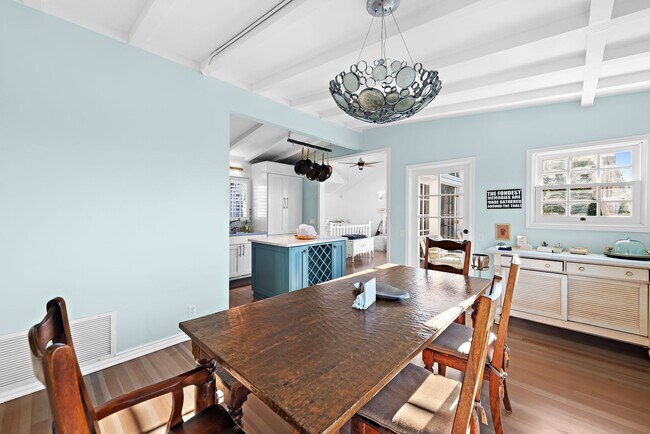 Building Photo - Woods Cove Beach House