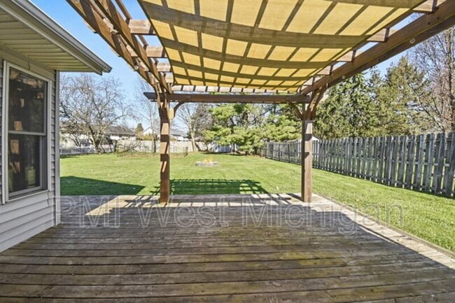 Building Photo - 6593 Crownpointe Dr SW
