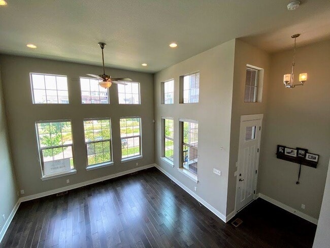 Building Photo - 5447 Valentia St