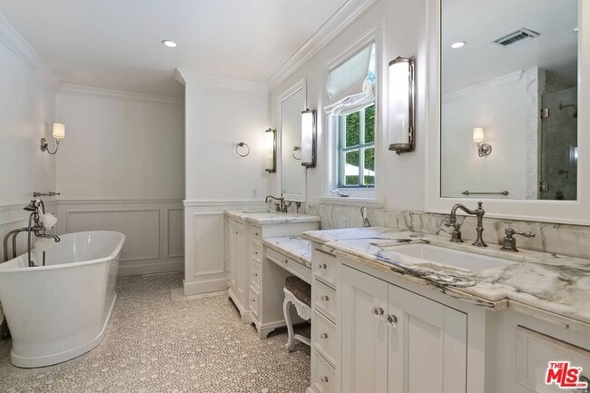 Building Photo - 111 S Glenroy Ave