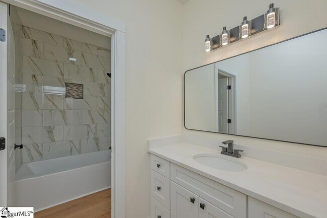 Building Photo - 105 Horseshoe Bend Rd