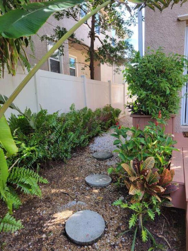 Building Photo - Fully Renovated Large 3 Bed 2.5 Bath 2 Car Garage Townhouse in Perfect Location