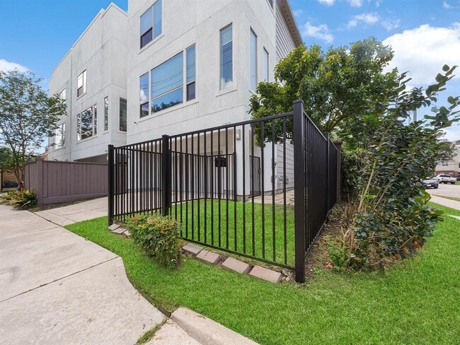 Building Photo - 1702 Southmore Blvd