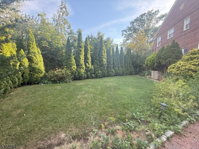 Building Photo - 747 Linden Ave