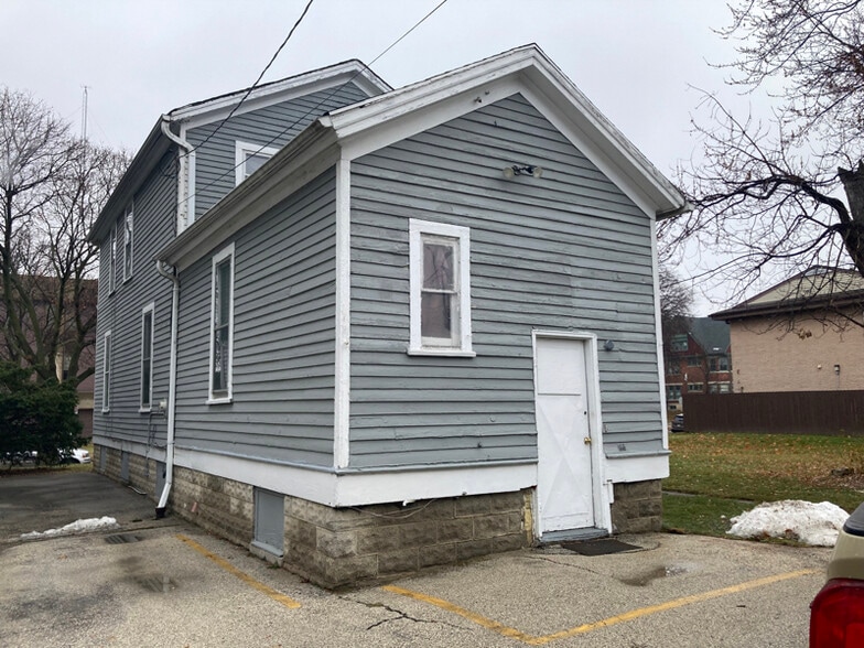 Building Photo - 3421 W Kilbourn Ave