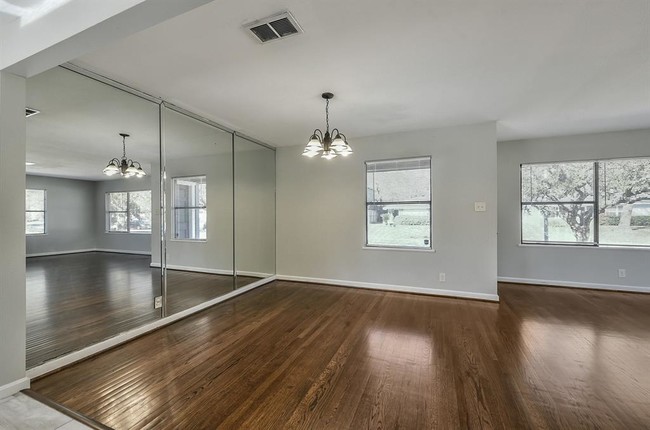 Building Photo - 1349 Martin St