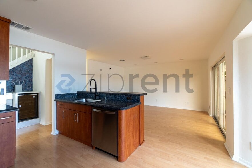 Building Photo - Unit