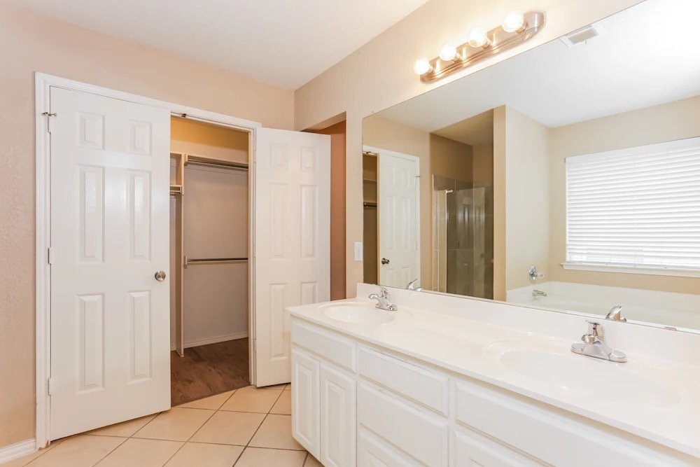 Building Photo - 2600 Treeview Dr