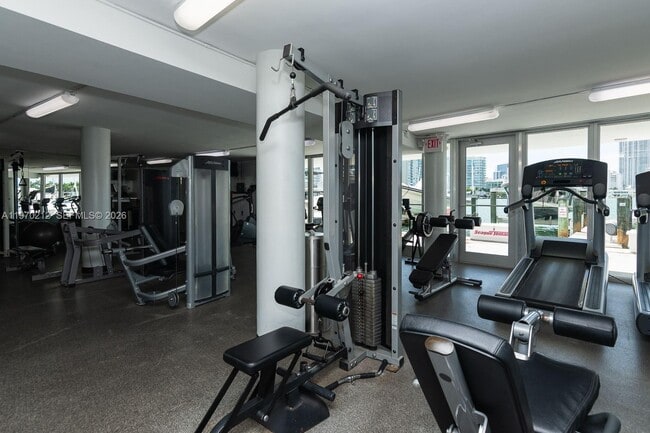 Building Photo - 900 Bay Dr