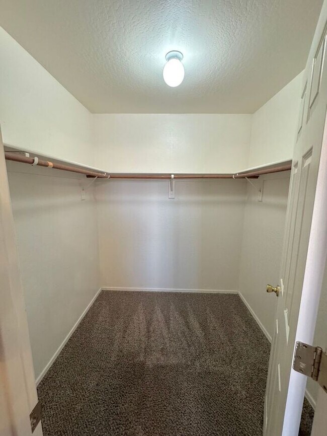 Building Photo - GREAT 4BEDROOM/3BATH HOME WITH ALL THAT YO...