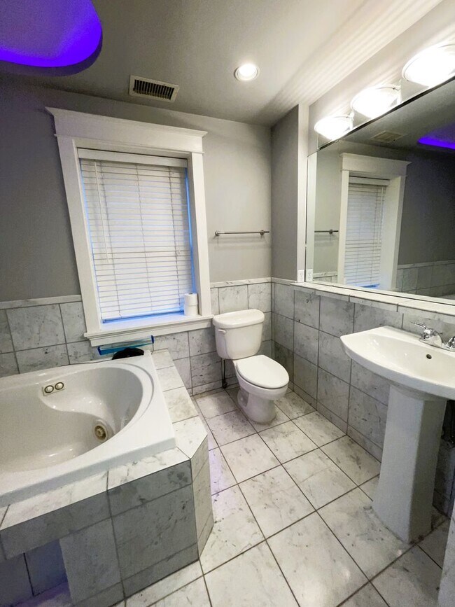 Building Photo - $2100 - AMAZING DESIGNED 2F UNIT LOCATED IN THE CWE!