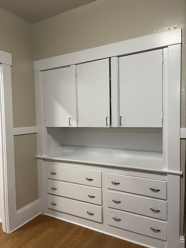 Building Photo - Beautiful Centrally Located Rockridge Craftsman!