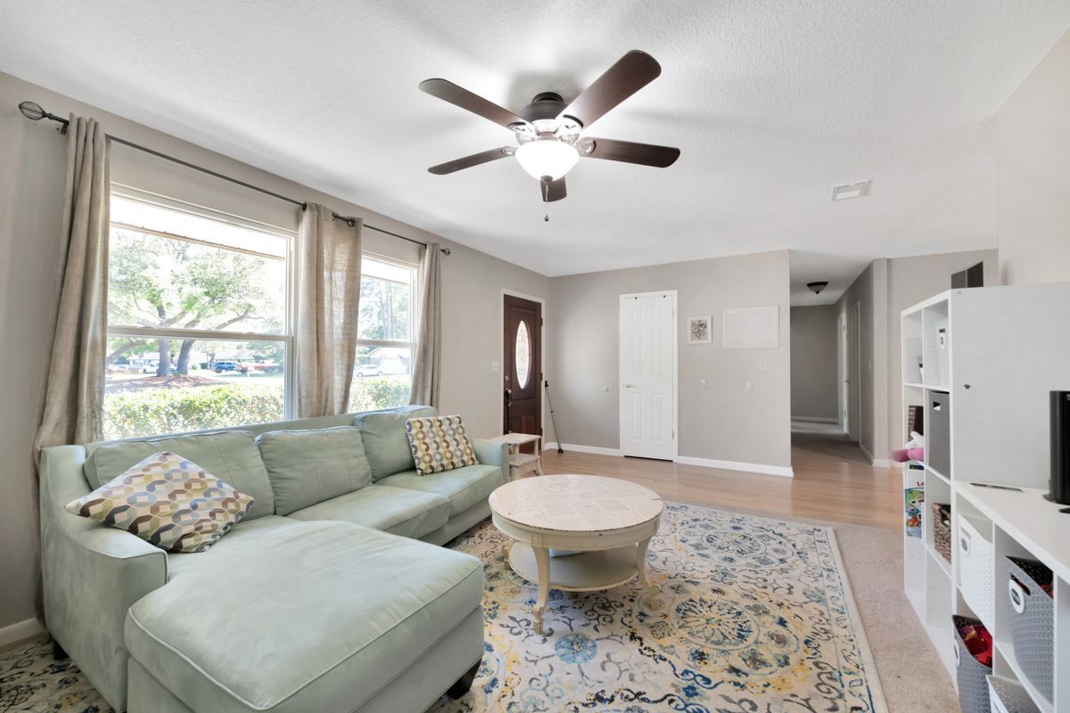 Building Photo - 1126 Coral Dr