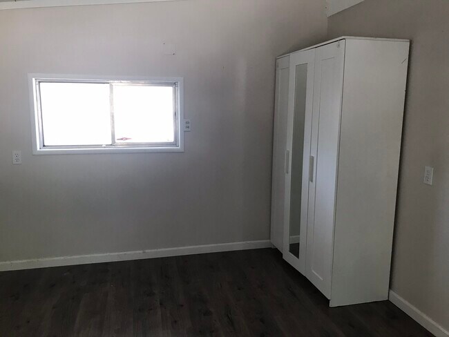 Room - 542 Bonita Ave