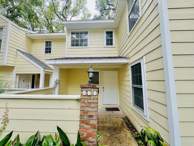 Primary Photo - Spacious 3-Bedroom Townhome in Highly Soug...