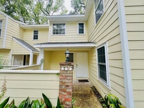 Building Photo - Spacious 3-Bedroom Townhome in Highly Soug...
