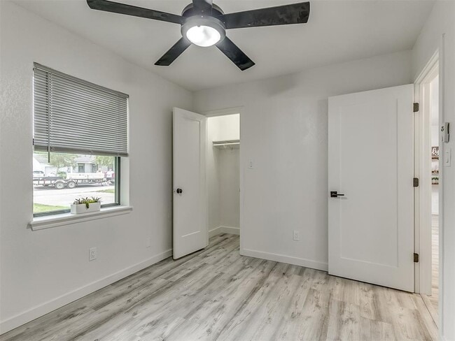 Building Photo - 906 E Comanche St