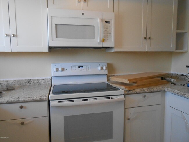 Building Photo - 220 S 5th St