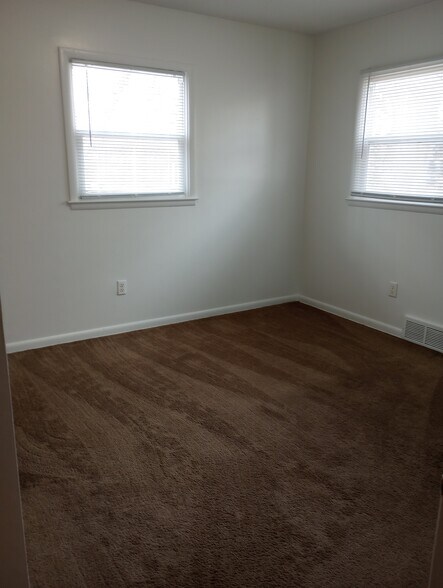 Building Photo - 914 Belton Ave