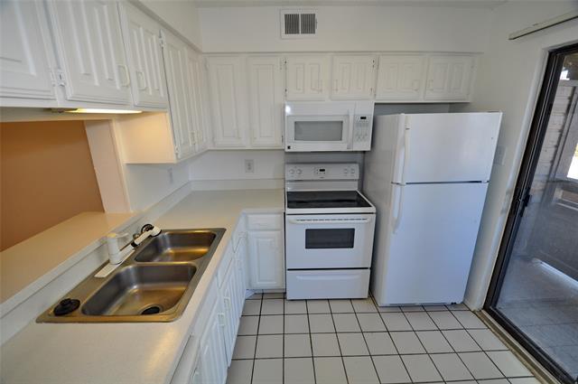 Building Photo - 2610 Lakehill Ln