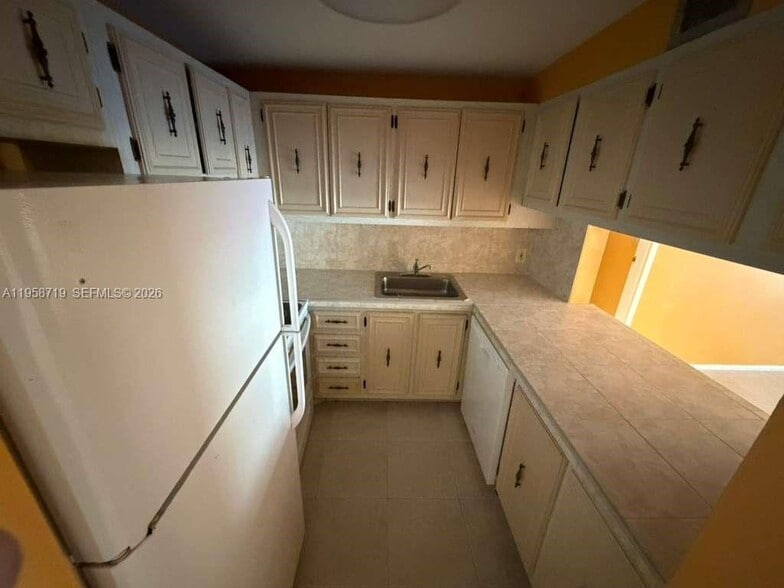 Building Photo - 4848 NW 24th Ct