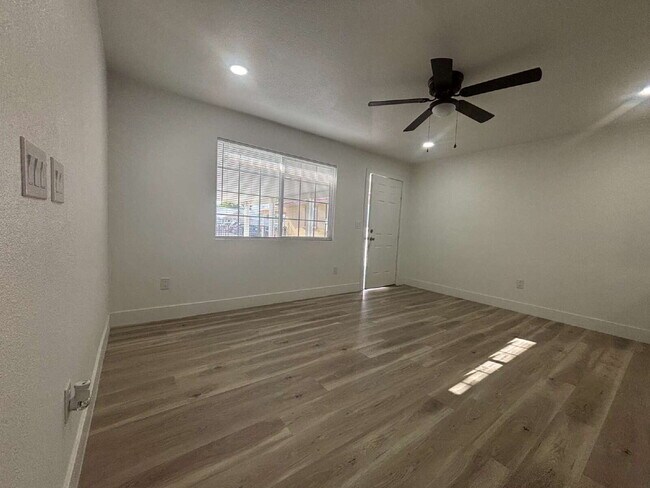 Building Photo - Fully remodeled and spacious 2 bed/2 bath with a den available- Las Vegas