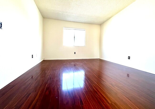 Building Photo - 11150 Glenoaks Blvd