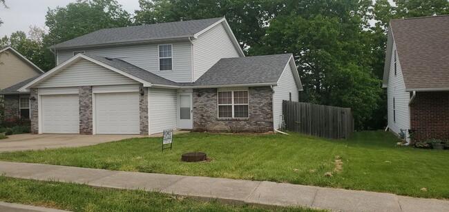 Primary Photo - 3 bd, 2 ba duplex, fenced, hardwoods/carpe...