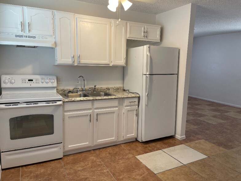 Primary Photo - 220 W 9th St