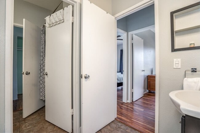 Building Photo - FULLY FURNISHED, 2/1.5 2nd floor condo in Keonekai Villages.