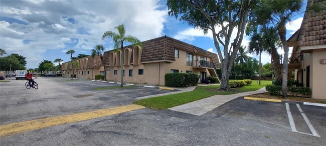 Building Photo - 10908 Royal Palm Blvd