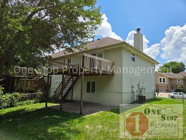 Building Photo - Spacious 3 bedroom, 2 bathroom duplex in Kansas City North!
