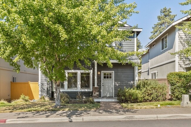 Building Photo - Charming, Furnished 3 bedroom Home w/ Garage