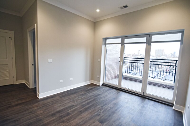 Building Photo - 947 W Irving Park Rd