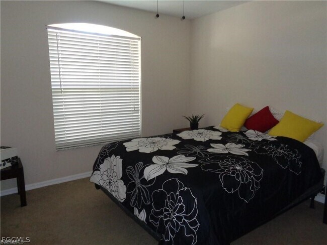 Building Photo - 2127 SW 52nd Ln